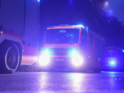 05 August 2022, Berlin: Fire trucks stand with blue lights on the exit of the highway A115