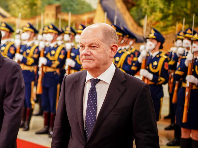 04 November 2022, China, Peking: German Chancellor Olaf Scholz (r, SPD) is received with m