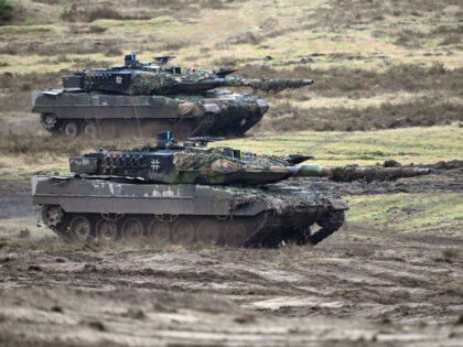 01 February 2023, North Rhine-Westphalia, Augustdorf: Two Leopard 2A6s drive around the training area during a presentation. The defense minister visits Tank Battalion 203. Following the German government's decision to supply 14 Leopard 2 tanks to Ukraine, the minister wants to find out about the weapon system's performance. Photo: Federico …