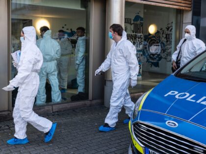 19 April 2023, North Rhine-Westphalia, Duisburg: After the attack in a Duisburg gym with four seriously injured, the forensics team is again in the building with massive personnel. Several people have been seriously injured in an attack at a gym in downtown Duisburg. The police spoke on Tuesday evening of …
