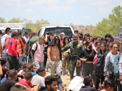 Border Patrol agents encounter a large group of mostly Venezuelan migrants in the Del Rio