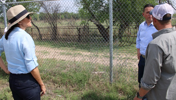 2024 Republican Presidential Primary Candidate Nikki Haley talks with a Texas rancher about the impact of migrant crossings to his property and business. (Randy Clark/Breitbart Texas)