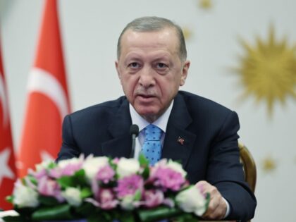 En esta imagen distribuida por la Presidencia de Turquía, el presidente, Recep Tayyip Erdogan, inaugura la primera central nuclear del país por videoconferencia, en el Palacio Presidencial, en Ankara, el 27 de abril de 2023.