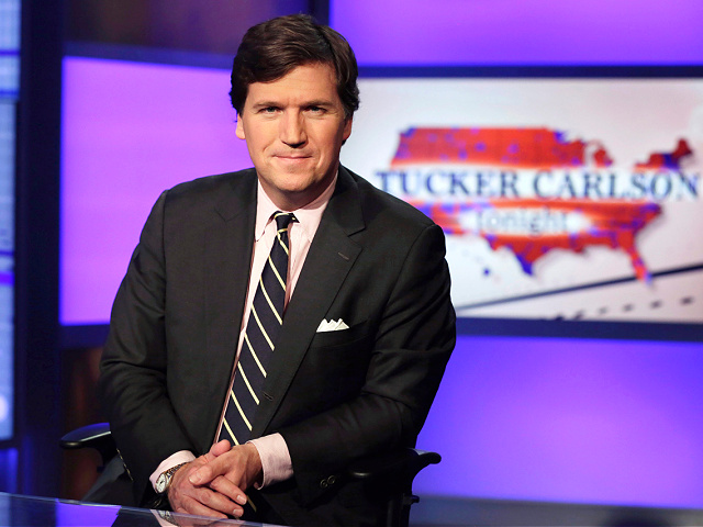 FILE - Tucker Carlson, conduttore di "Tucker Carlson Tonight", posa per delle foto in uno studio di Fox News Channel il 2 marzo 2017, a New York. (Foto AP/Richard Drew, File)