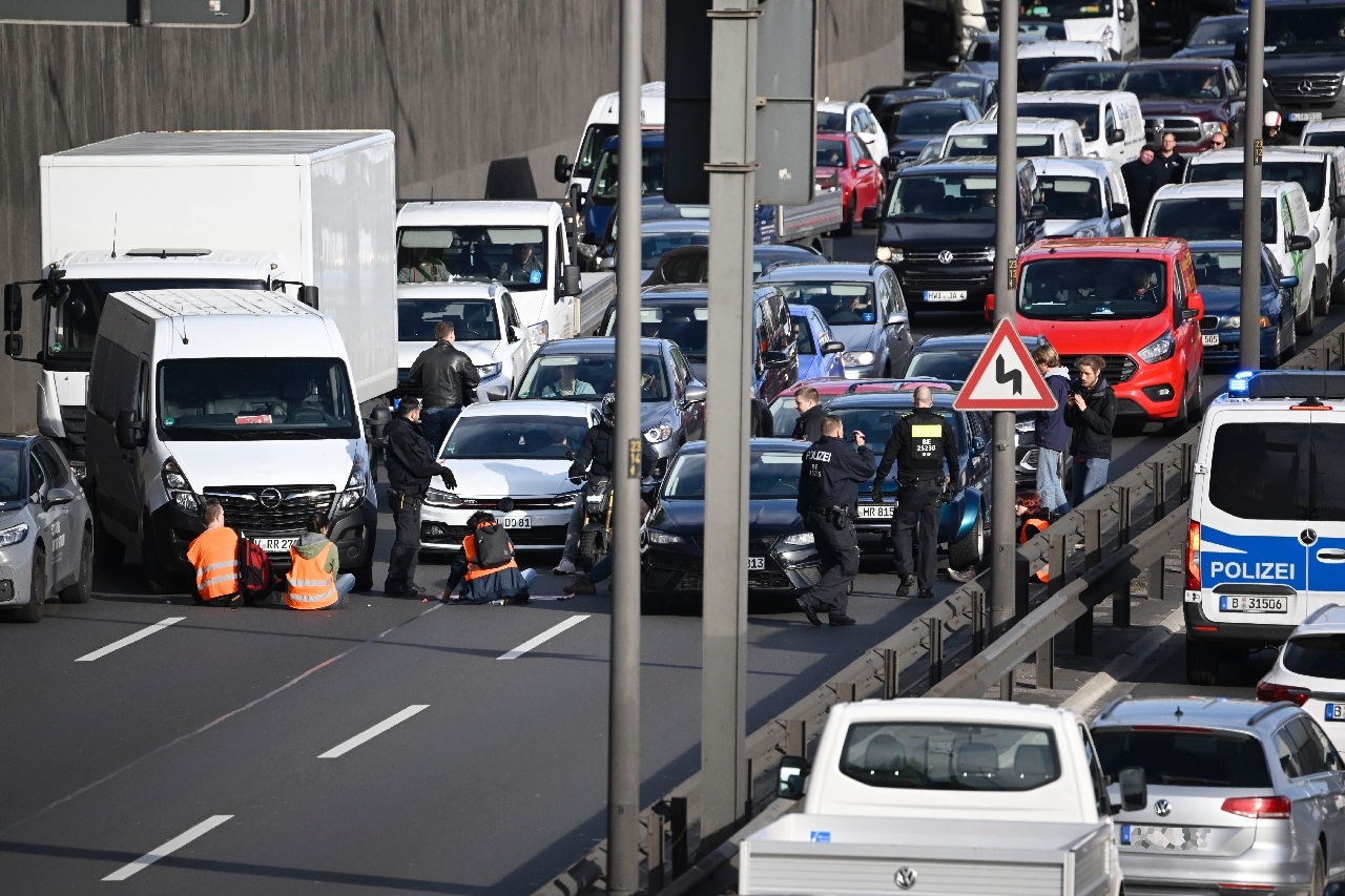 Climate activists stop Berlin traffic to pressure government - Vimarsana News