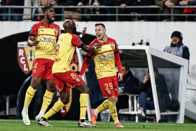 Przemyslaw Frankowski (R) scored the first goal as Lens won to move three points behind le