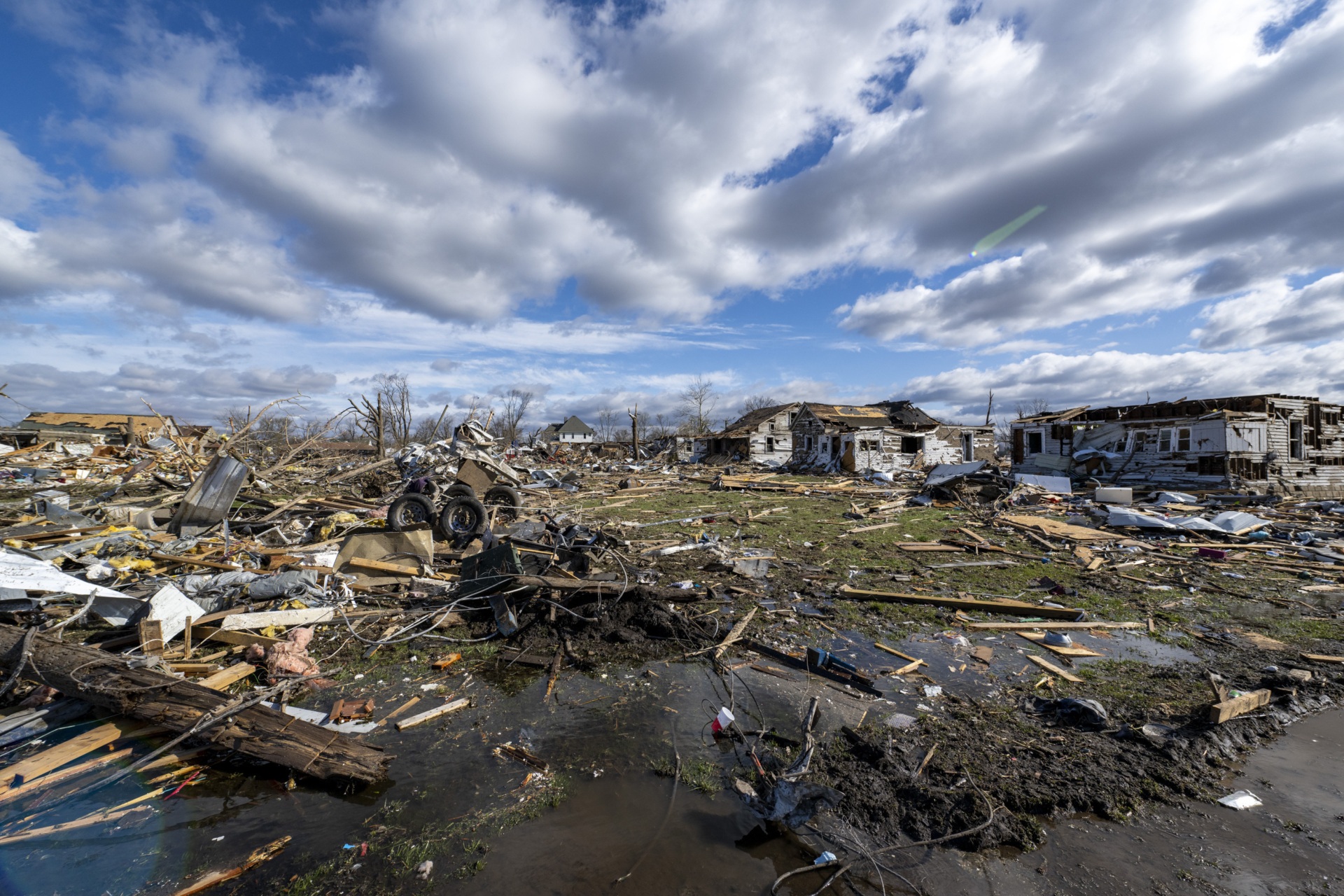 At Least 18 Dead After Tornadoes Rake U.S. Midwest, South - Vimarsana News