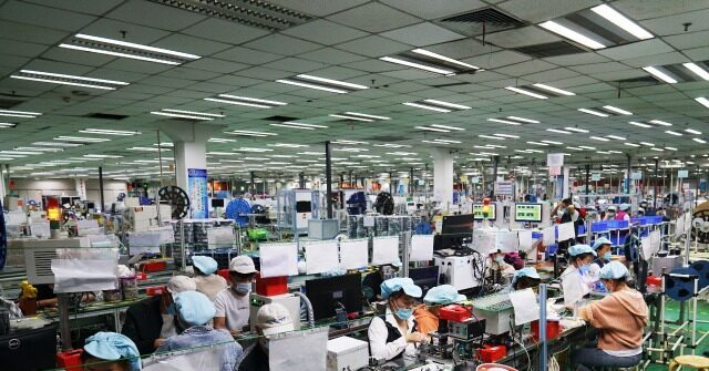 World’s Largest iPhone Factory Offers Perks to Attract Employees