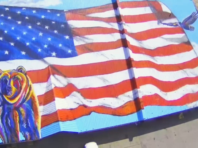 Indiana Hardware Store Rooftop Is 10,000-Square-Foot Mural of American Flag - Vimarsana News