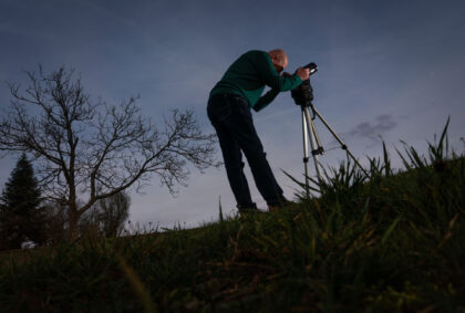 16 January 2019, Hessen, Lützelbach-Breitenbrunn: Hansjürgen Köhler from the Central Research Network of Exceptional Celestial Phenomena (CENAP) stands with his telescope on a meadow in the Odenwald. The hobby astronomer and Ufo researcher has made it his task to identify flying objects and weather phenomena and to inform the public …