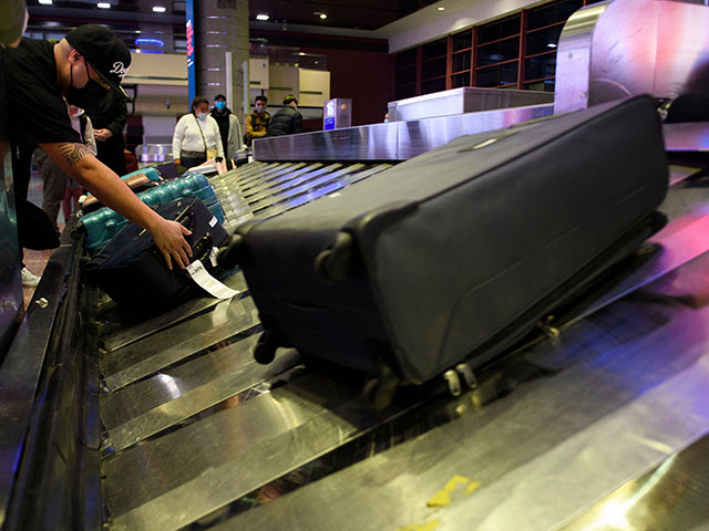 Watch – Mass Brawl Erupts at Chicago Airport Baggage Claim - Vimarsana News