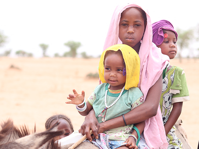 Sudanese refugees cross into Chad near Koufroun, Echbara, on May 1, 2023. - Hundreds of Su