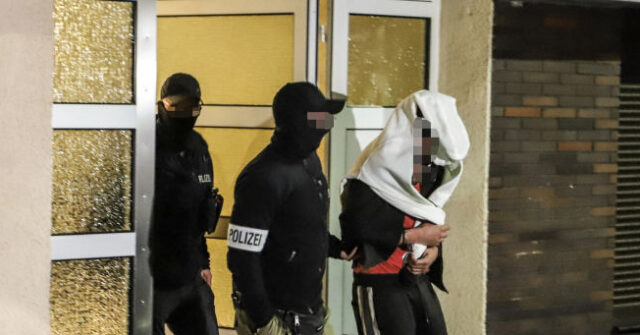 NextImg:Over 1,000 Officers Raid Italian Mafia Suspects Across Europe