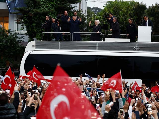 Erdogan Declares Victory on Bus Roof in Violent Turkish Presidential Election