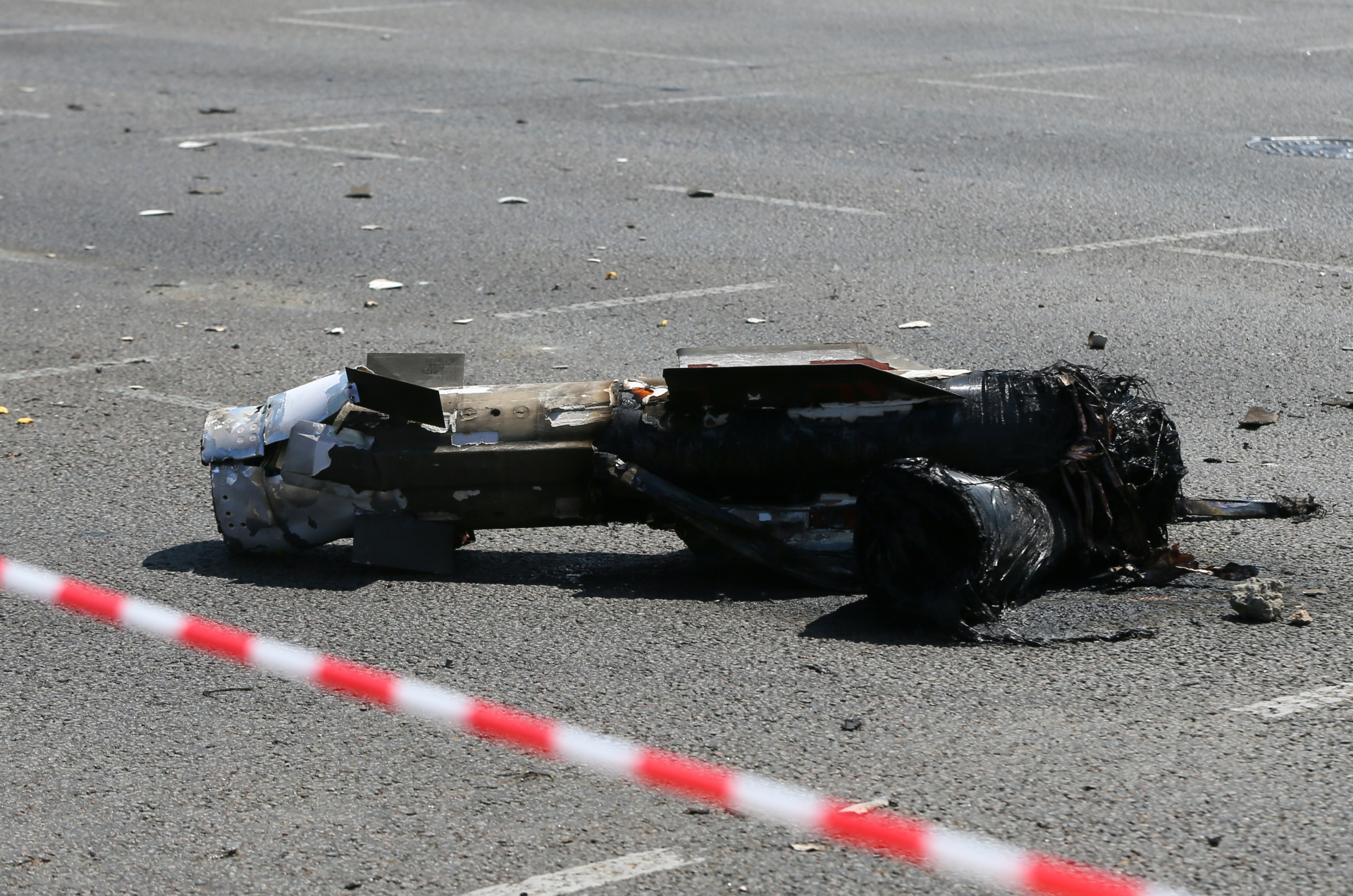 A part of a missile which landed on a street is seen after a Russian missile strike in Kyiv, Ukraine 29 May 2023, amid Russia's invasion of Ukraine. Second time in a day, Russia fired 11 Iskander-M and Iskander-K ballistic and cruise missiles at Kyiv region, and the Ukraine's air defense forces destroyed all the targets, according Ukrinform reports this with reference to the Telegram channel of the Commander-in-Chief of the Armed Forces of Ukraine. (Photo by STR/NurPhoto via Getty Images)