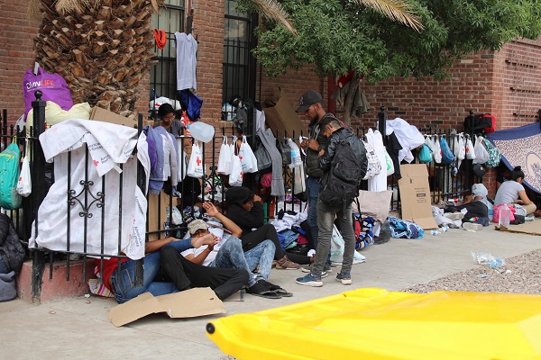 Large groups of migrants camp out on the streets of El Paso, Texas, as shelters run out of room. (Randy Clark/Breitbart Texas)