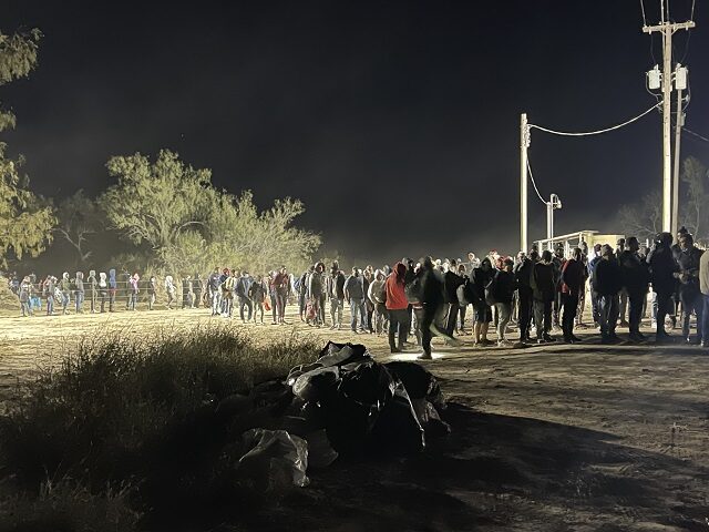 A large group of migrants surrender to Border Patrol agents in Eagle Pass, Texas. (File: R
