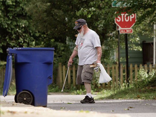 Army Vet Cleans Trash Around Virginia Town 'This Country Is Worth it' - Vimarsana News