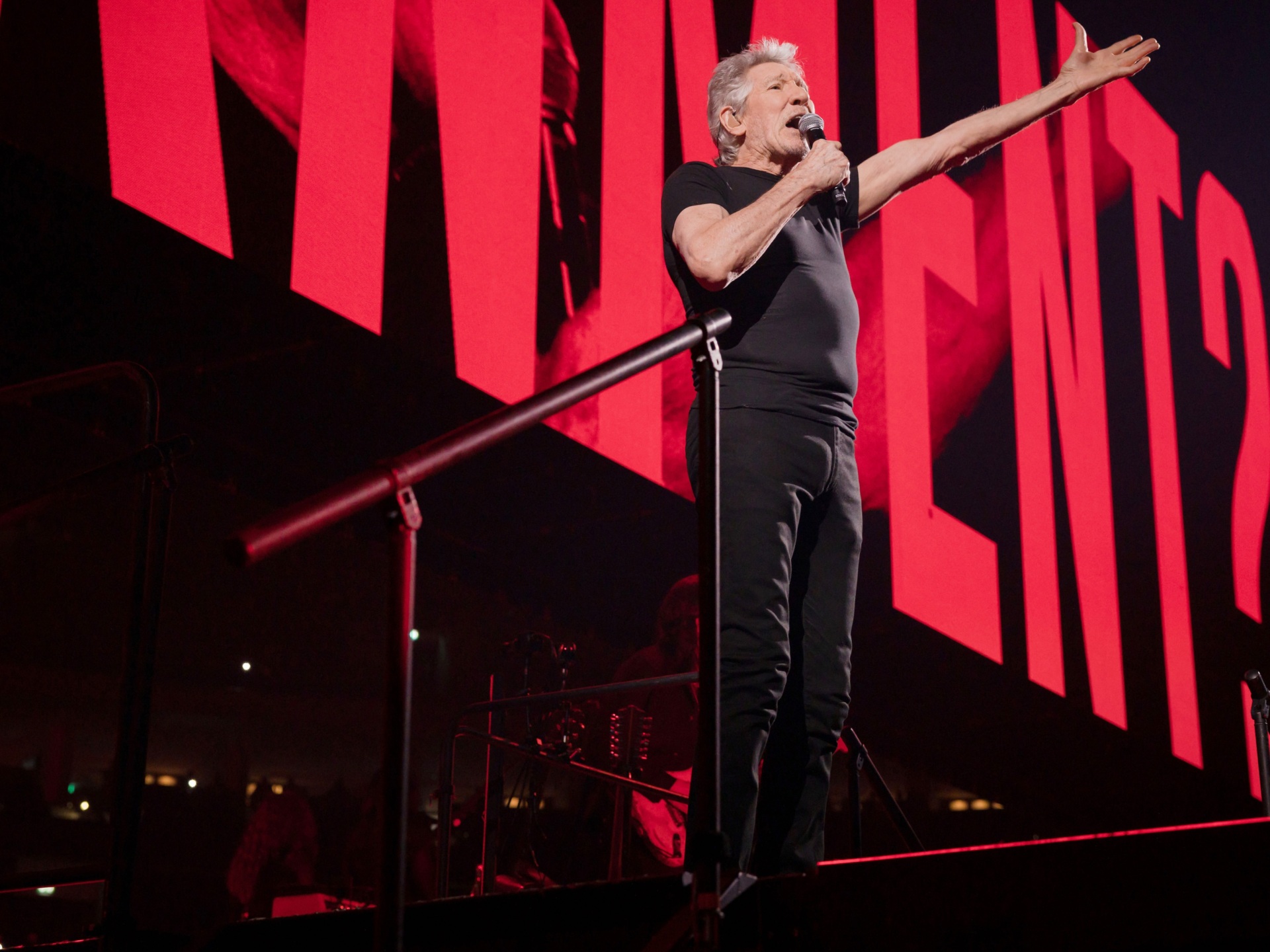 Jewish Protesters Wave Israeli Flag at Roger Waters Concert as German Police Probe Rocker's Nazi-Like Attire at Berlin Show - Vimarsana News