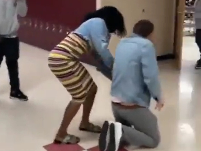Student Pepper Sprays Tennessee Teacher: 'Give Me My Phone' - Vimarsana News