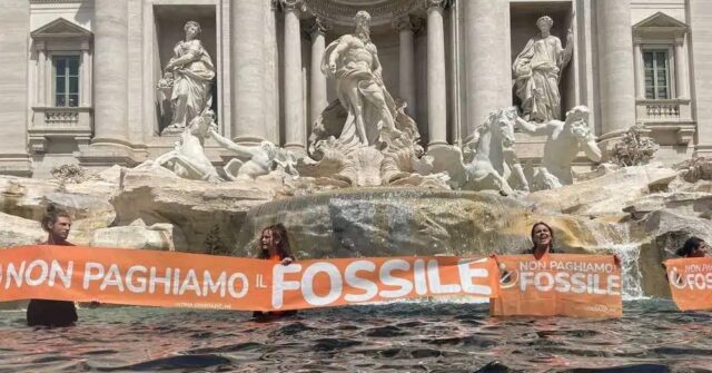 Watch: Eco-Loons Dump Black Dye in Rome’s Famed Trevi Fountain