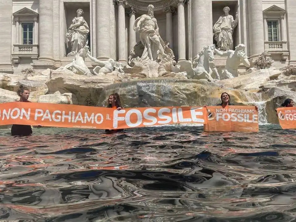 Watch: Eco-Loons Dump Black Dye in Rome's Famed Trevi Fountain - Vimarsana News