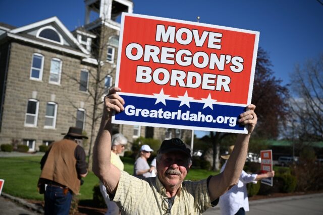 Rural America Dreams Of Secession In Eastern Oregon Breitbart   Signs Demanding Move Oregon Border Trump 2024 Placards Corner Of America Afp 640x427 