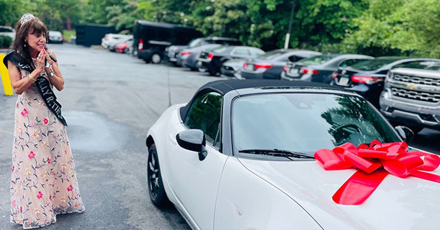 Atlanta Restaurant Gives Waitress of 38 Years an Amazing Retirement Gift