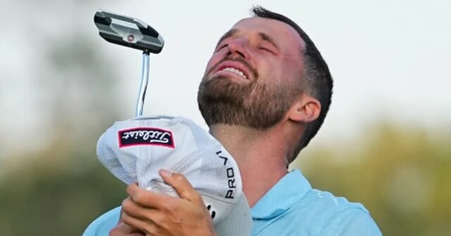 NextImg:Wyndham Clark Gripped with Emotion for Late Mother As He Celebrates US Open Title