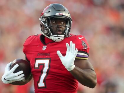 Tampa Bay Buccaneers Running Back Leonard Fournette (7) runs the ball to the end zone for