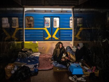 TOPSHOT - A woman hugs her cat inside a subway carriage in a underground metro station used as a bomb shelter in Kyiv on March 8, 2022. - Ukraine's President Volodymyr Zelensky, invoking the wartime defiance of British prime minister Winston Churchill, vows to "fight to the end" in a …