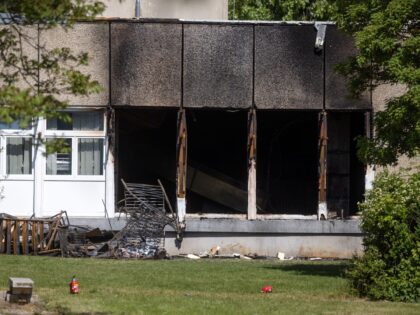 04 June 2023, Thuringia, Apolda: Traces on the facade testify to the fire in a refugee shelter. After the fire in a shelter for refugees with one fatality, a nine-year-old boy is missing. The fire had broken out early Sunday morning in the living area of the refugee accommodation. Photo: …