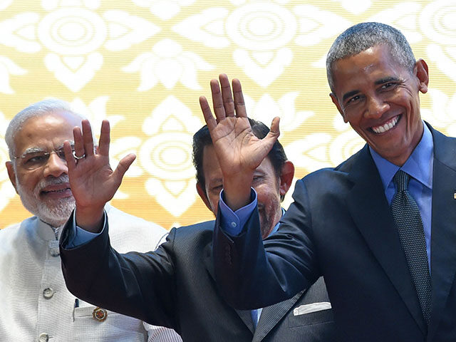 US President Barack Obama (R), India's Prime Minister Narendra Modi (L) and Brunei&#0