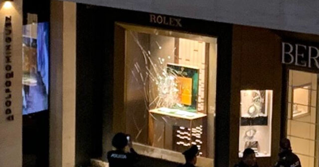 VIDEO: Gunmen Use Hammers to Smash into Mexico City Jewelry Store