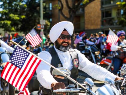 Sikh motorcycle flag (Gabrielle Lurie / AFP via Getty)