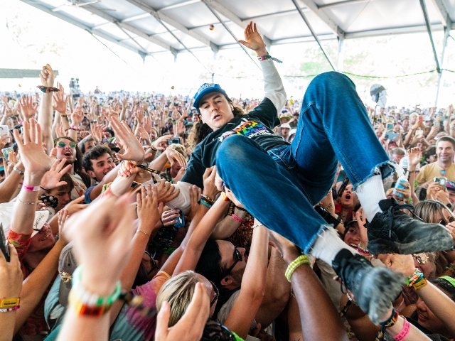Apple iPhone Crash Detection Causes Surge of Bogus 911 Calls as Attendees Dance at Bonnaroo Music Festival - Vimarsana News