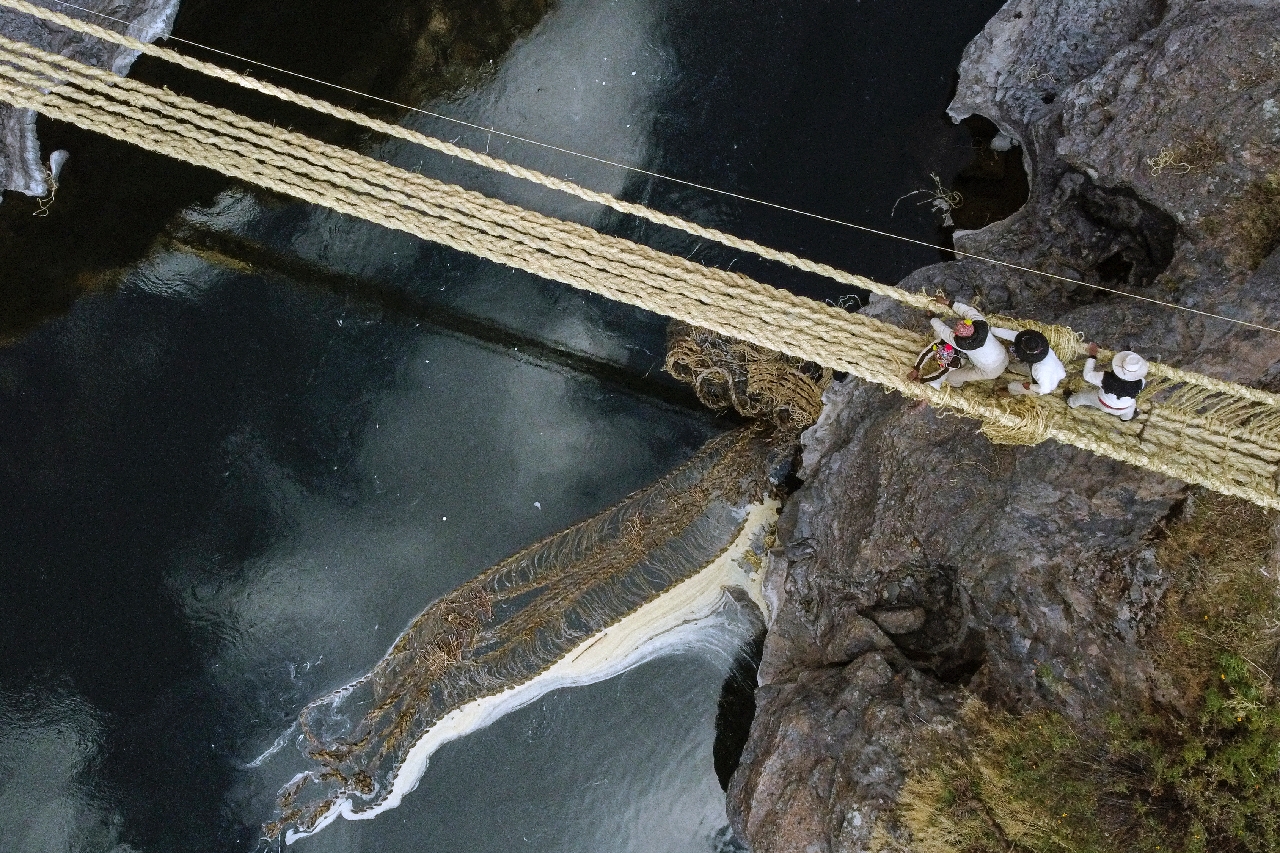 Carrick a rede Rope Bridge an easterly