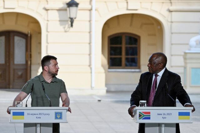 President Volodymyr Zelensky (L) and South African President Cyril Ramaphosa hold a press