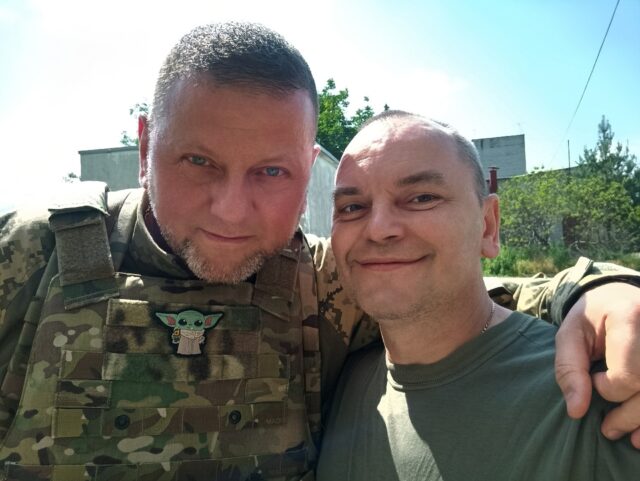 Ukraine's top general, Valery Zaluzhny (l)