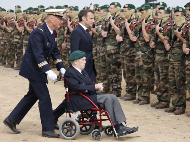French President Emmanuel Macron (R) and French WWII veteran of the Commando Kieffer Leon