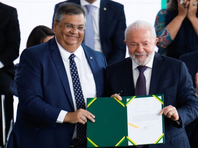 BRAZIL-POLITICS-SECURITY-WEAPONS-REGULATION-LULA-DINO Brazilian President Luiz Inacio Lula da Silva (R) and Minister of Justice Flavio Dino (L) pose for a picture after signing a decree regulating the use of weapons in civilians in Brasilia, on July 21, 2023. Brazilian President Luiz Inácio Lula da Silva signed on Friday a decree limiting …