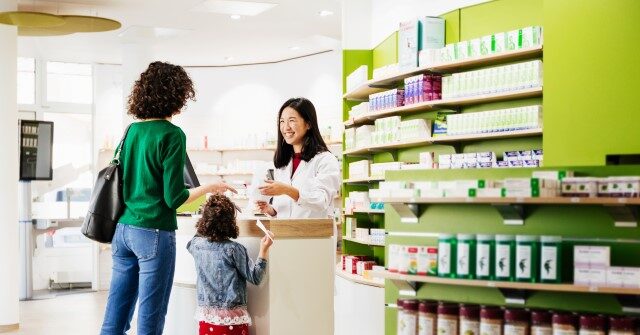 People At A Pharmacy 640x335 