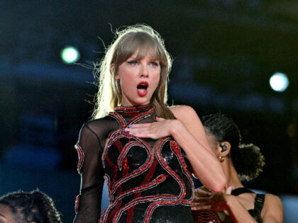 KANSAS CITY, MISSOURI - JULY 08: (EDITORIAL USE ONLY) Taylor Swift performs onstage during