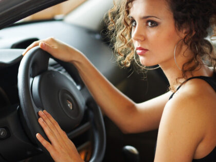 A scared woman driving a car (Pixabay/wydawca).