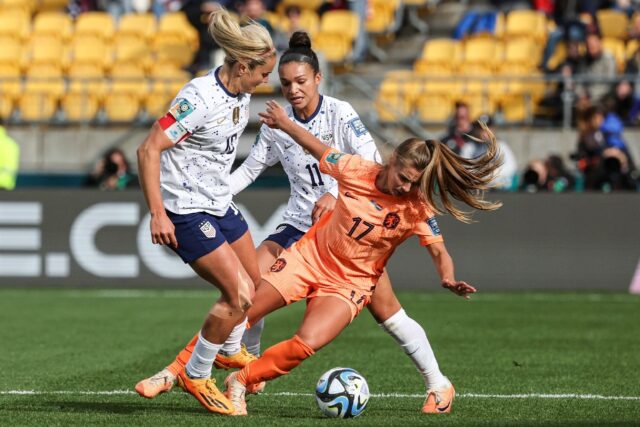 Lindsey Horan (L) scraps for possession with Victoria Pelova during the 1-1 draw between t