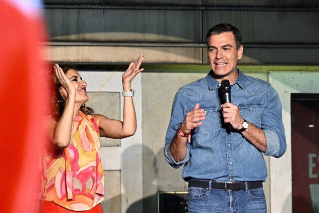 Spain's Socialist Prime Minister Pedro Sanchez (R) managed to curb the gains of the right-