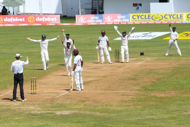 Tagenarine Chanderpaul (3R) fell to by Ravindra Jadeja (3L) as West Indies made a bad star