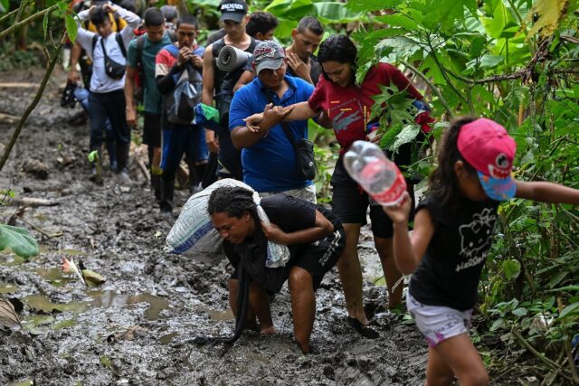 Venezuelan migrants arrive at the hamlet of Canaan Membrillo, the first border control poi