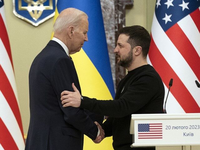 US President Joe Biden shakes hands with Ukrainian President Volodymyr Zelenskyy after del