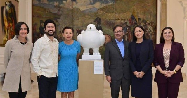 AOC Wraps Up Latin American Tour Meeting with Colombia’s Ex-Guerrilla President
